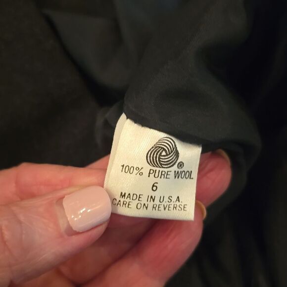 Elegant Wool Black Blazer and Skirt Set. EXCELLENT COND! - Picture 16 of 16